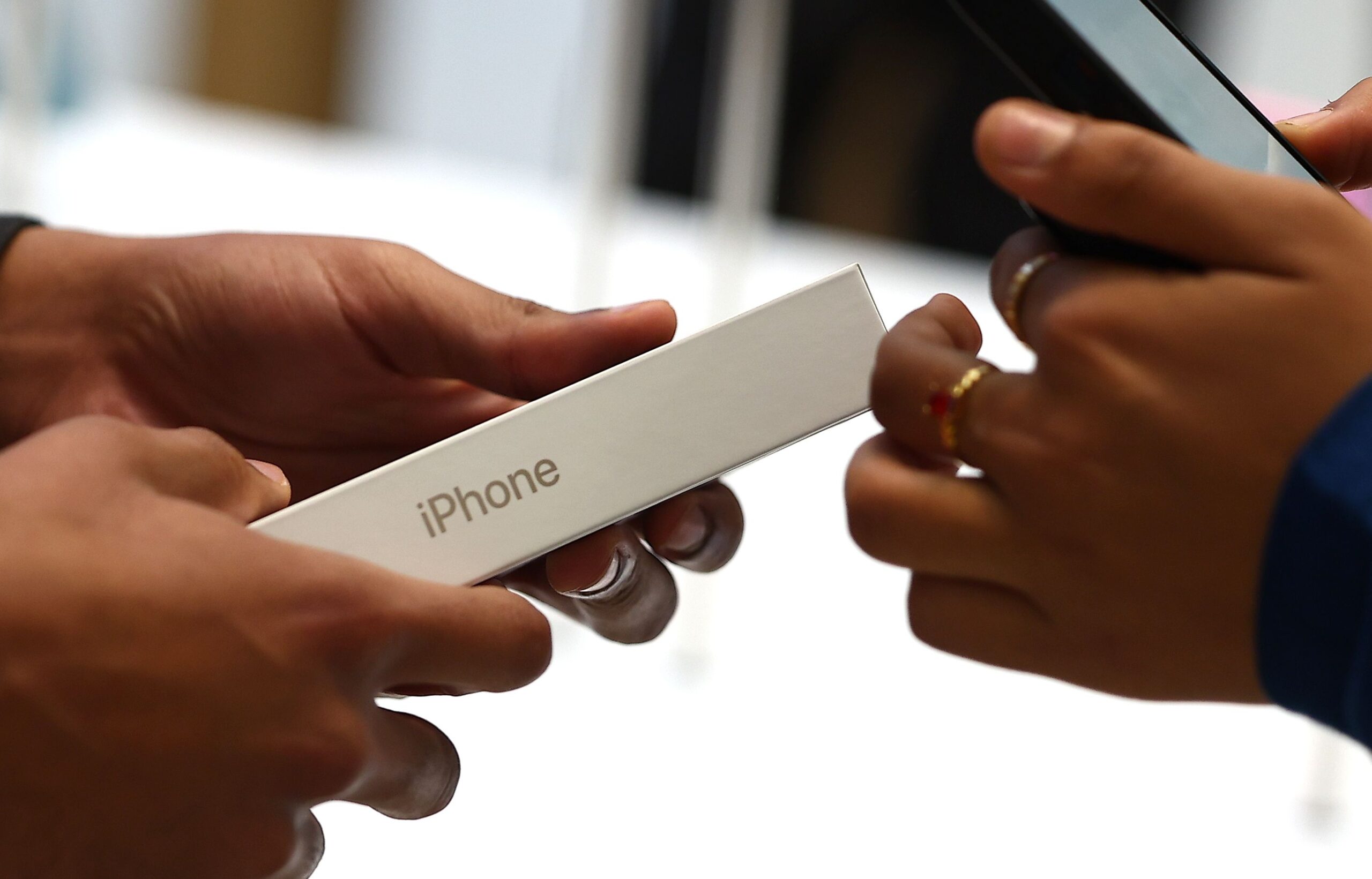 MP de Goiás pede suspensão de compra de 25 iPhones 16 Pro Max para vereadores de cidade goiana