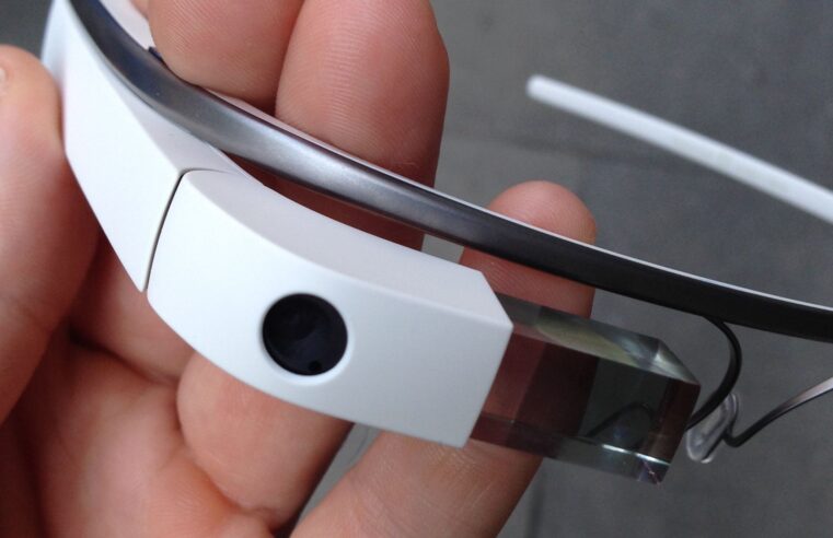 Que fim levou o Google Glass, aparelho futurista que ia substituir os smartphones?