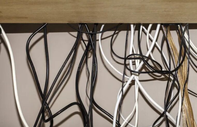 8 formas de esconder fios à mostra na parede