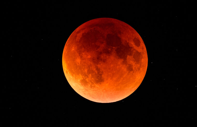 Eclipse lunar: confira fotos do fenômeno visto no Brasil