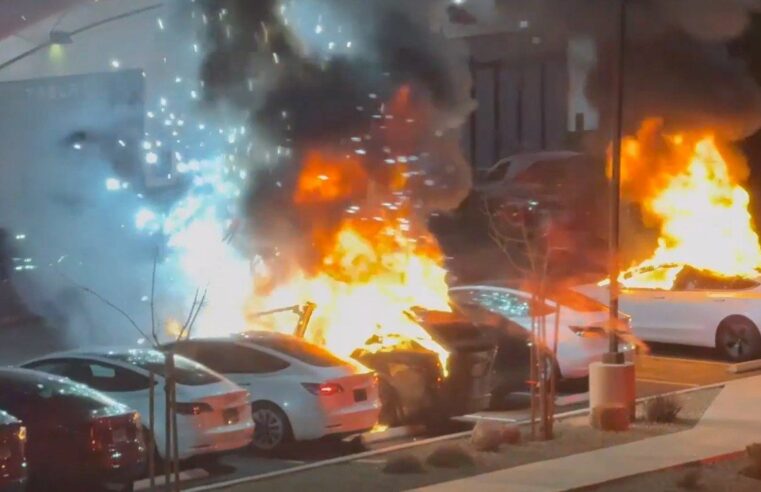 Protestos incendeiam Tesla e ações caem – Coluna do The BRIEF
