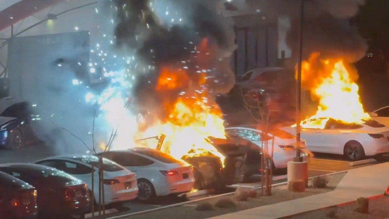 Protestos incendeiam Tesla e ações caem – Coluna do The BRIEF