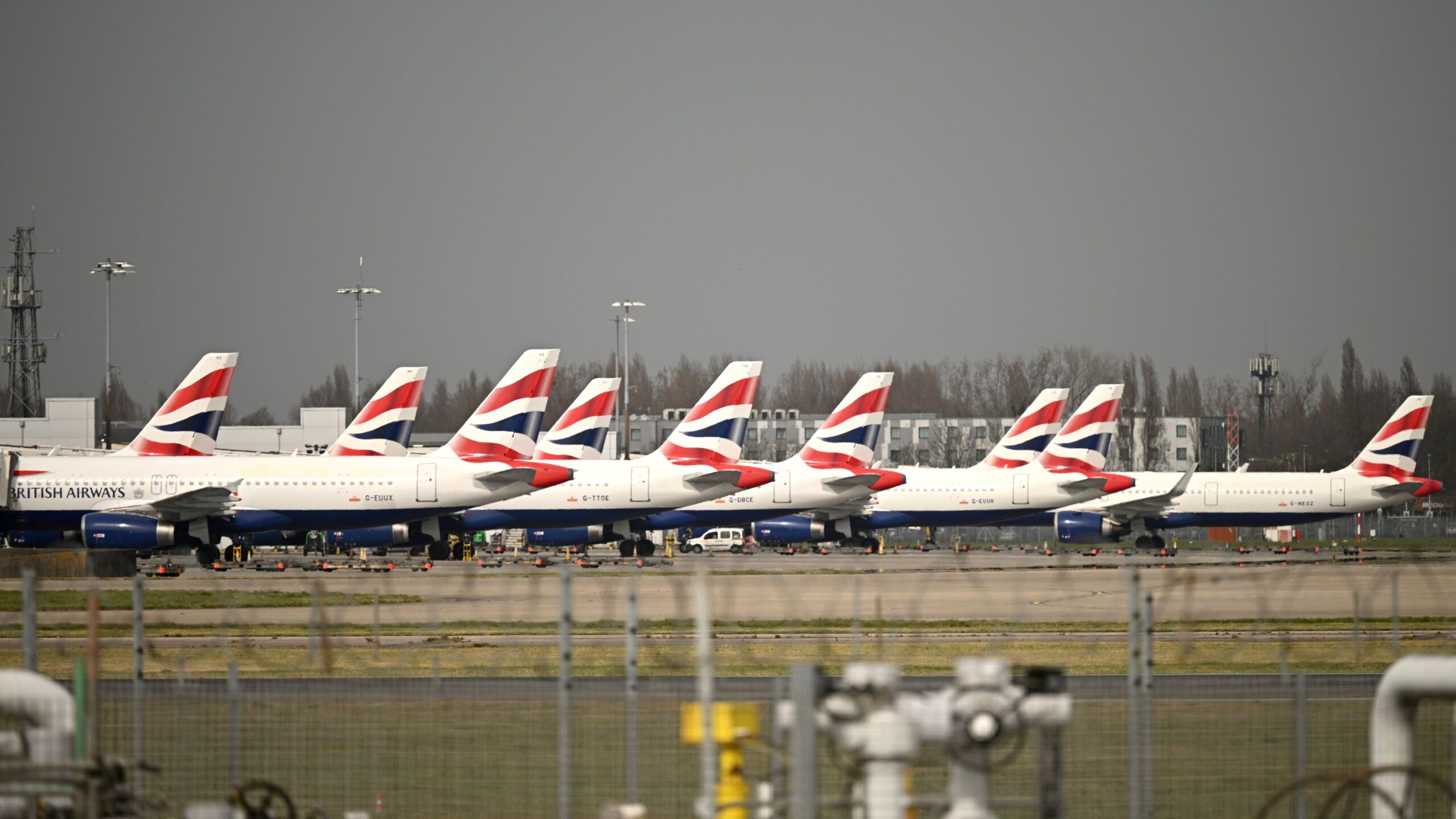 Aeroporto de Heathrow é fechado após incêndio e mais de 1,3 mil voos são cancelados