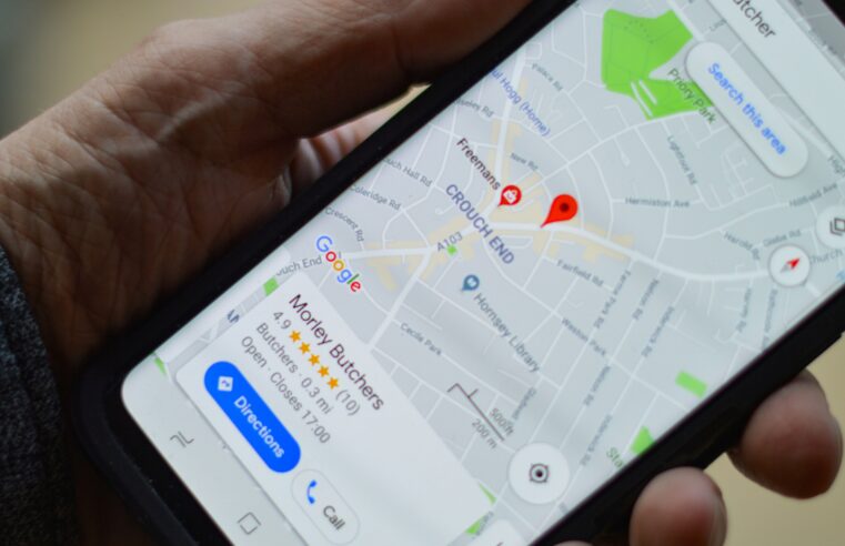 Google Maps derrubou 10 mil perfis falsos e processa rede de golpes