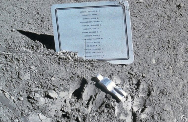 Há uma escultura na Lua: conheça a peça Astronauta Caído