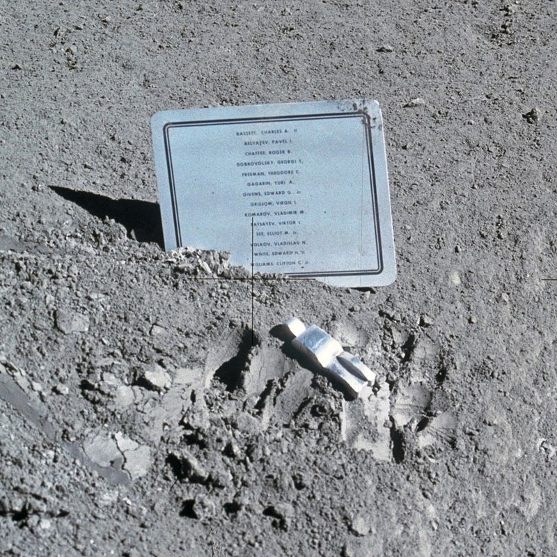 Há uma escultura na Lua: conheça a peça Astronauta Caído