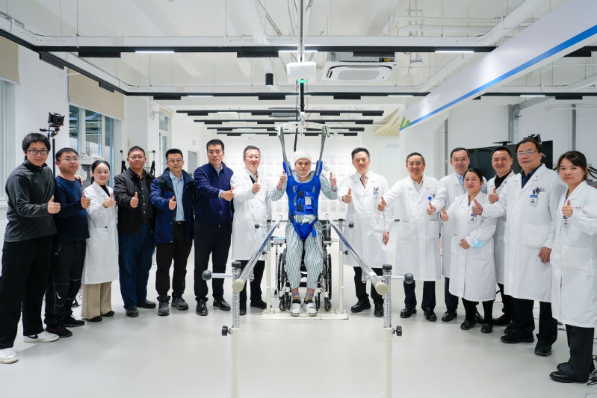 Pacientes paralisados voltam a andar após implante cérebro-espinhal inovador feito na China