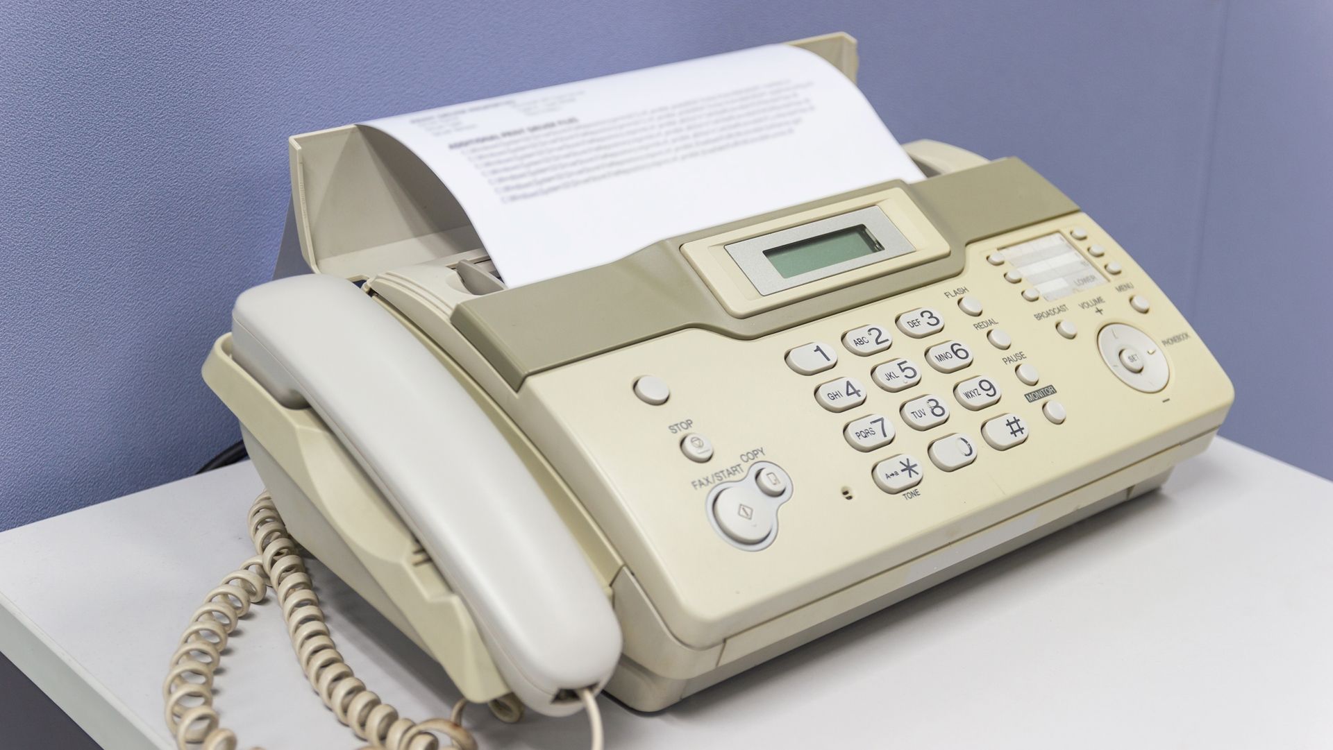 Que fim levou o fax, a tecnologia de enviar documentos impressos usando a linha telefônica?