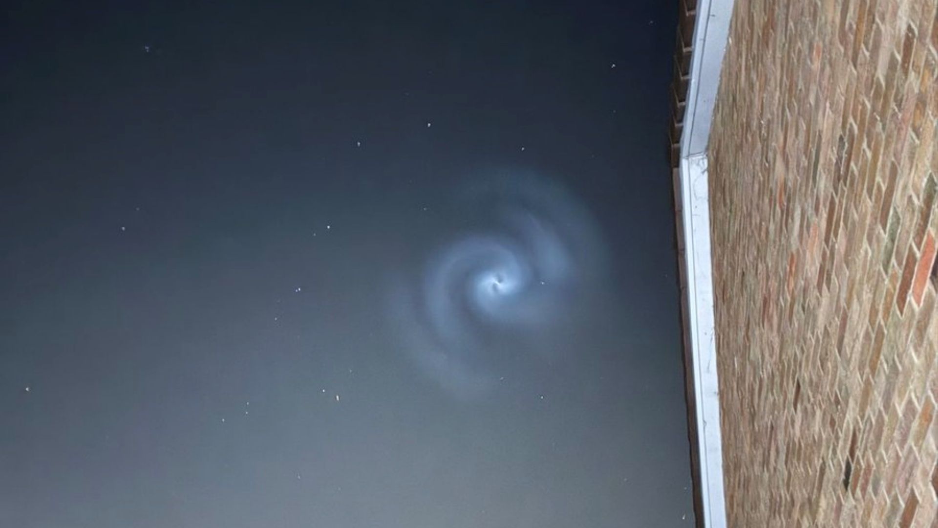 Aliens, galáxia ou avião? Cientistas explicam espiral no céu que assustou europeus