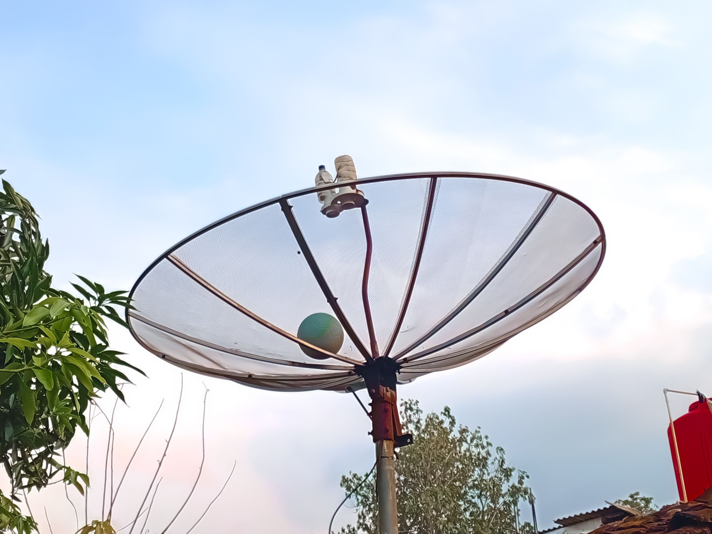 Já trocou a antena? Sinal das parabólicas convencionais será desligado até o final de 2025