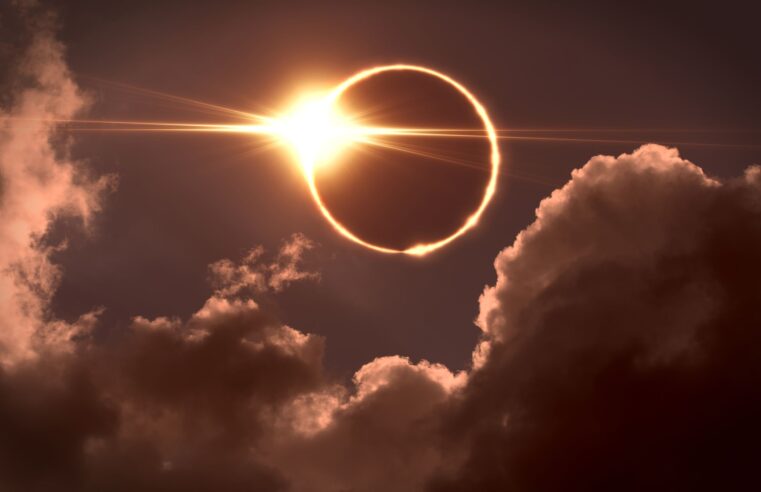Por que geralmente eclipses aparecem em pares? Entenda