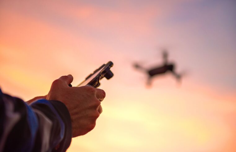 Reportagem mostra ucranianos matando soldado russo com drone controlado por joystick