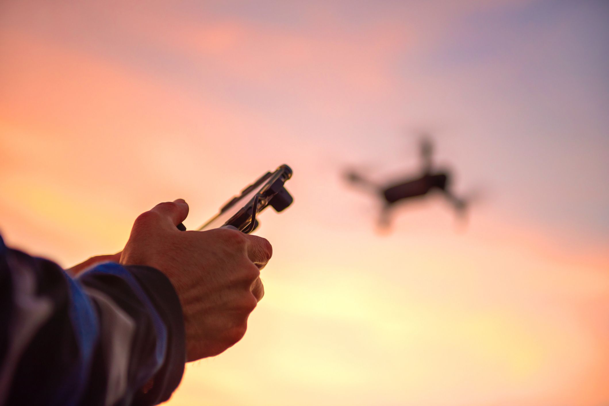 Reportagem mostra ucranianos matando soldado russo com drone controlado por joystick