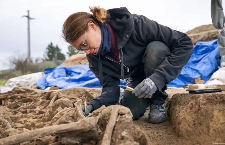 Misteriosa vala com soldados romanos é descoberta em campo de futebol de Viena