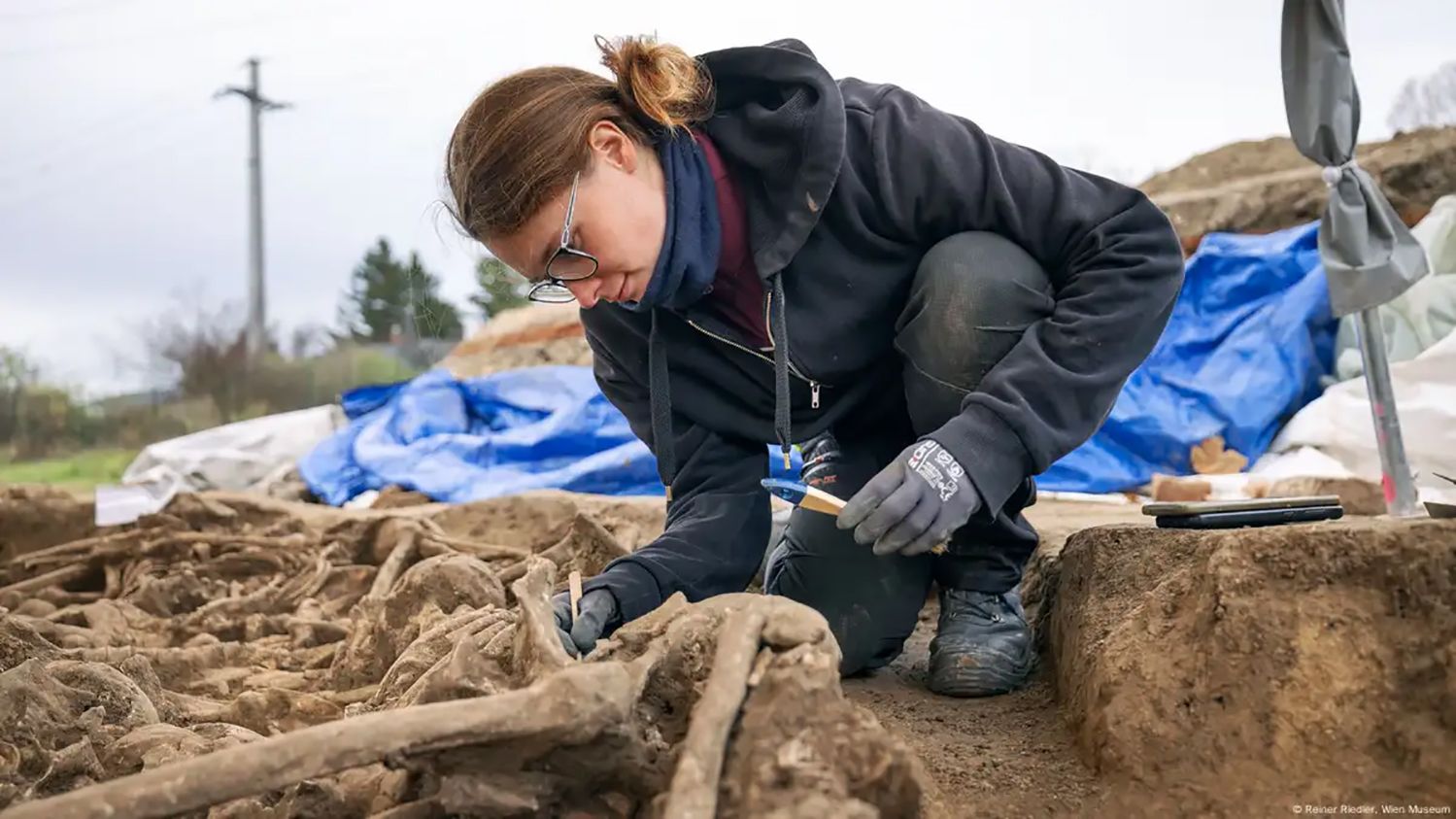 Misteriosa vala com soldados romanos é descoberta em campo de futebol de Viena