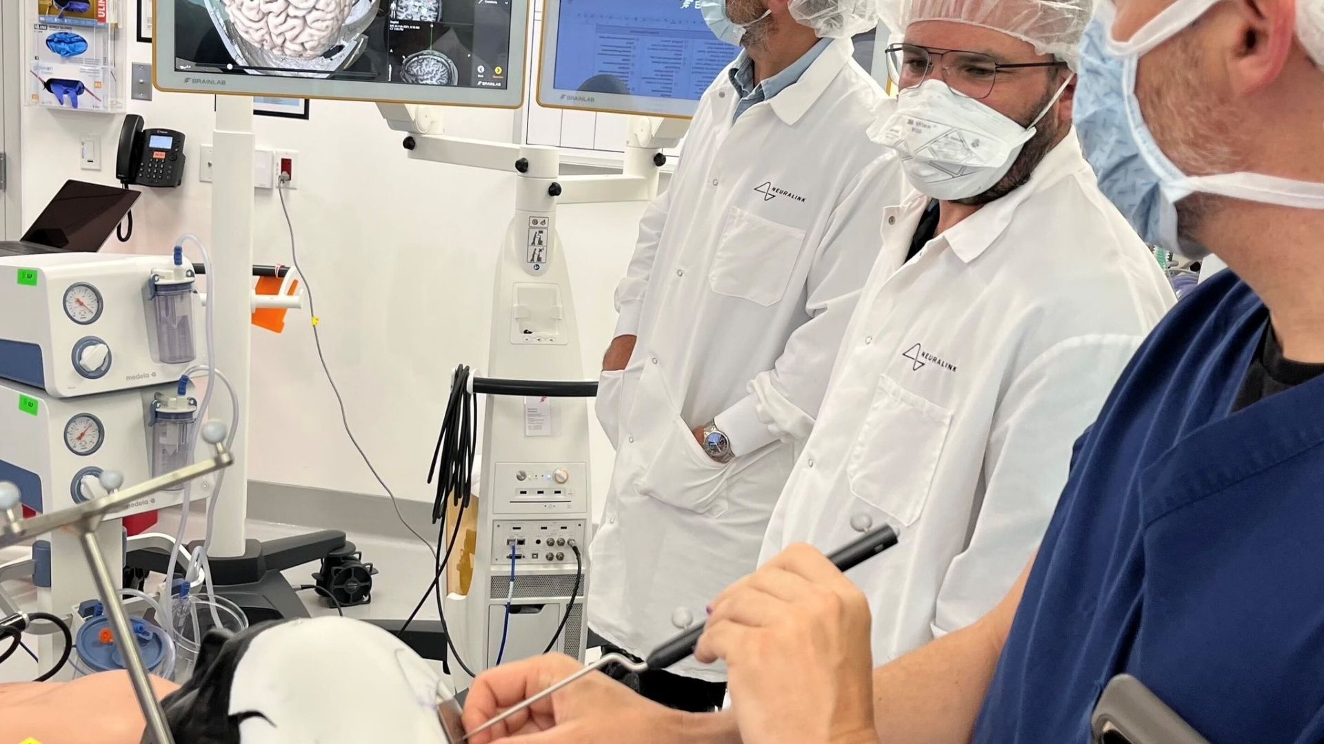 Neuralink: startup de Elon Musk procura novos voluntários para implantar chip cerebral