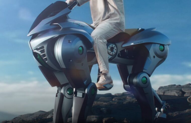 Kawasaki mostra conceito de robô quadrúpede que pode ser montado por humanos