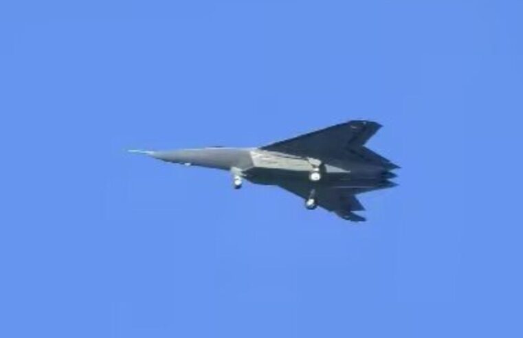 Novo caça chinês da Shenyang é avistado com asas de lambda