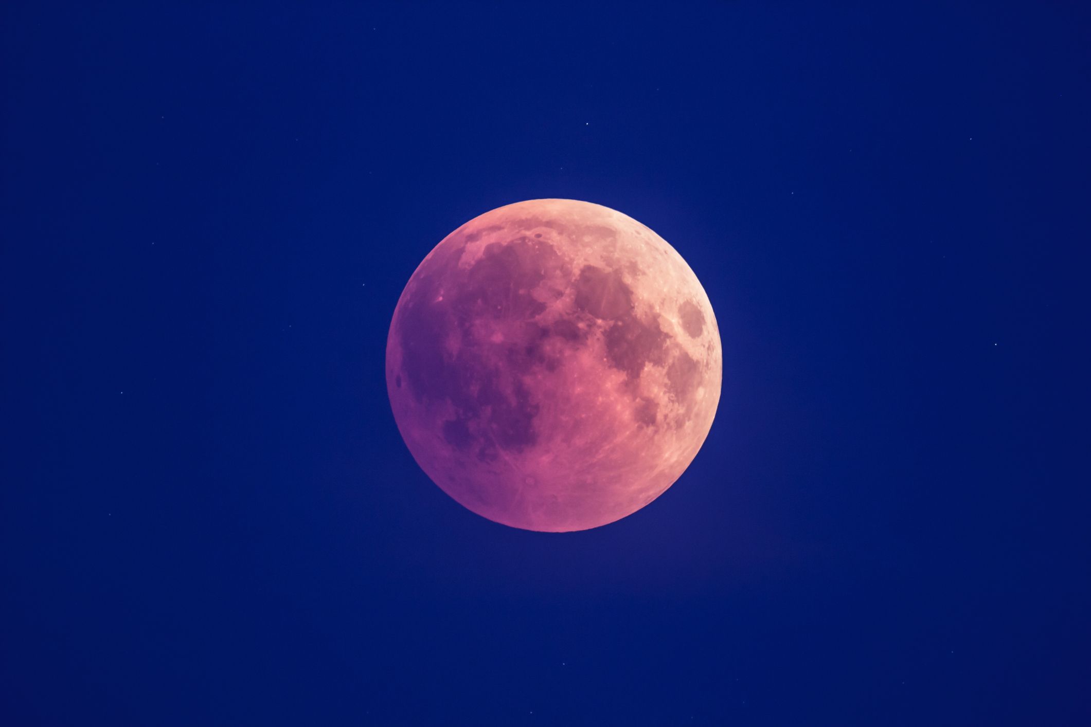 Como foi a Lua Rosa que iluminou os céus no final de semana? Veja imagens!