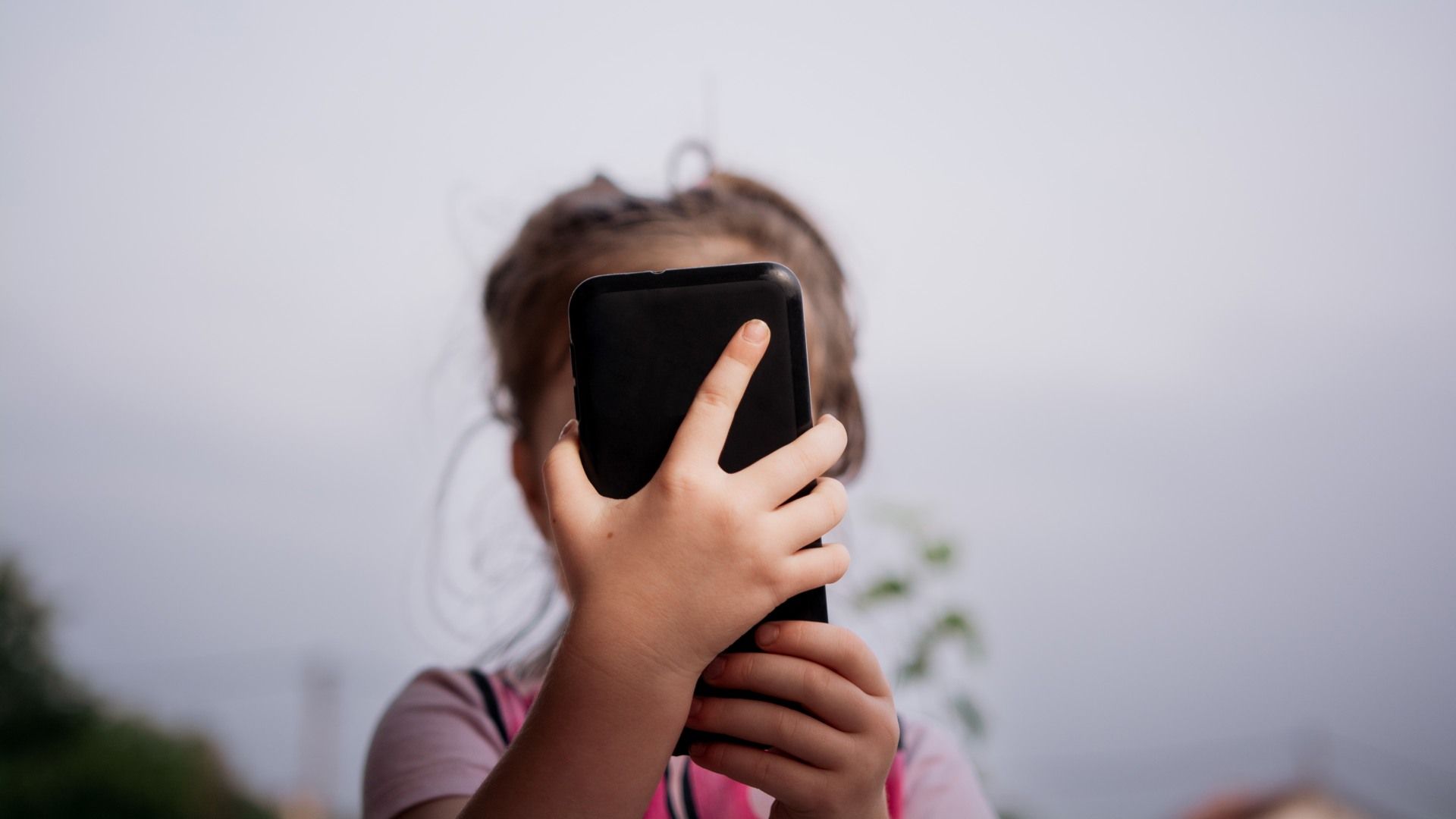 Governo vai desenvolver app para controlar acesso de menores nas redes sociais