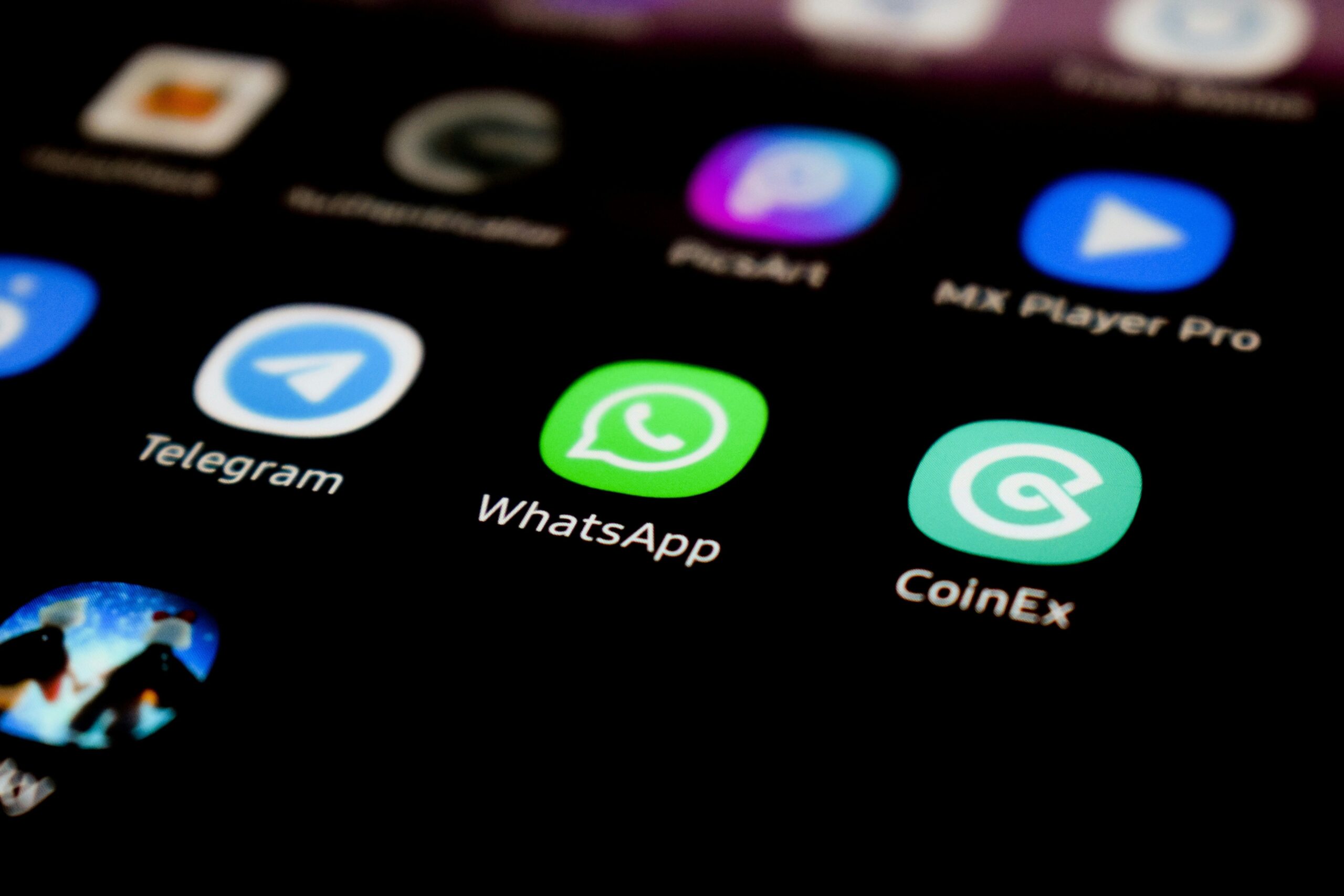 WhatsApp espião que rouba dinheiro chega embutido em celulares Android falsos