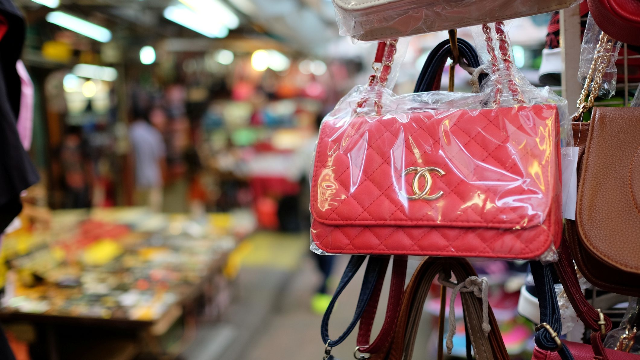 Tiktokers chineses aproveitam ‘tarifaço’ dos EUA para divulgar produtos piratas