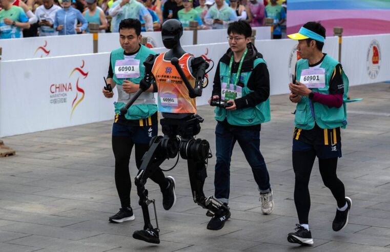 China faz primeira meia-maratona do mundo com corredores humanos e robôs