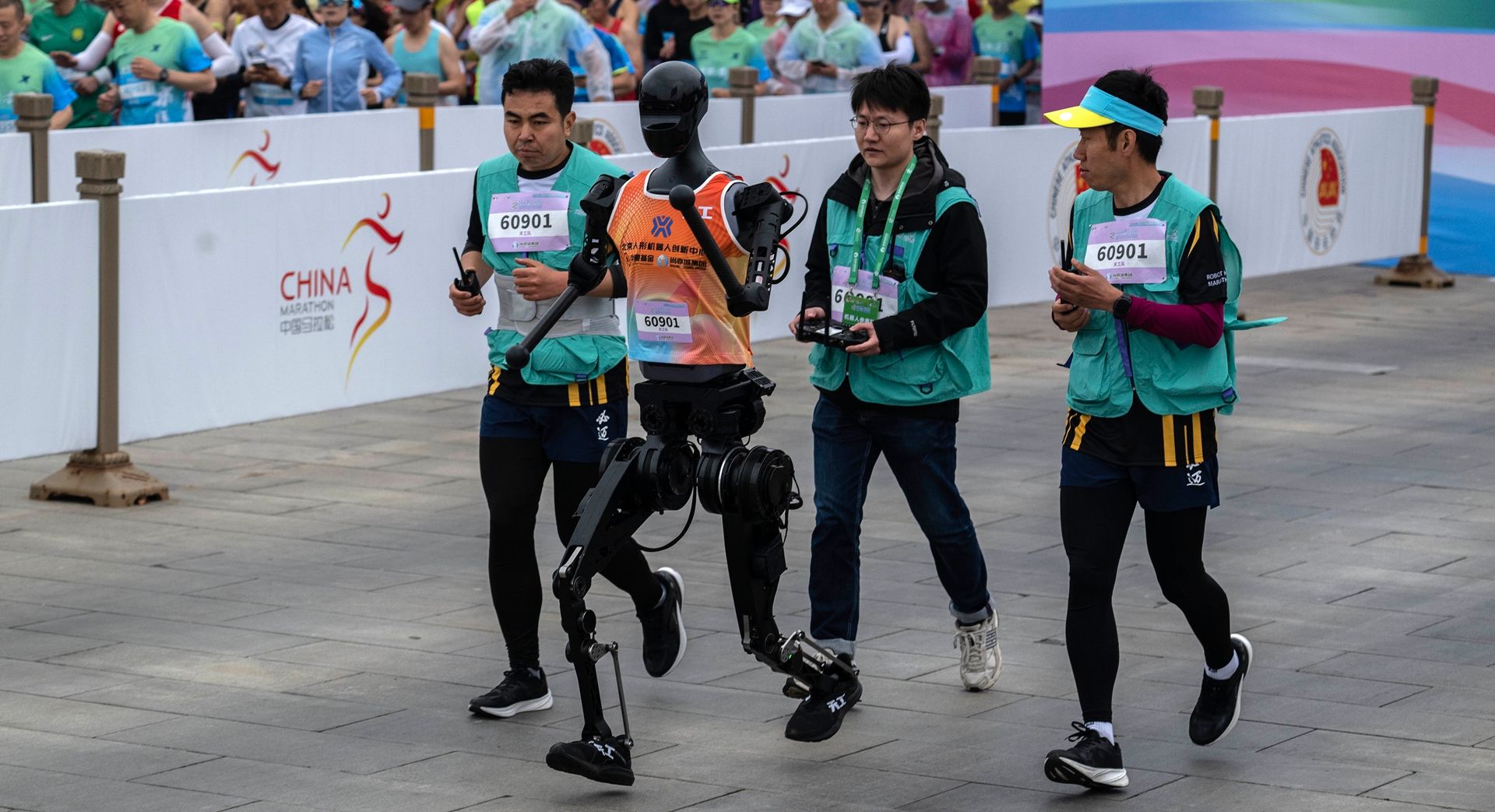 China faz primeira meia-maratona do mundo com corredores humanos e robôs
