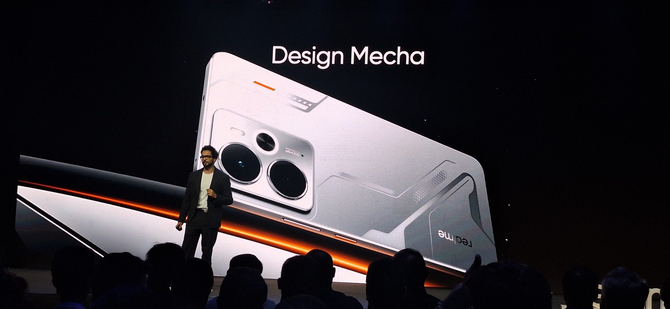 Realme 14: linha chega ao Brasil com celular que muda de cor a partir de R$ 2,8 mil