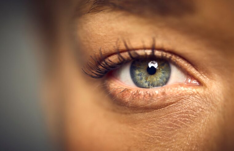 Injeções de ouro nos olhos: tratamento promete reverter cegueira com nanopartículas