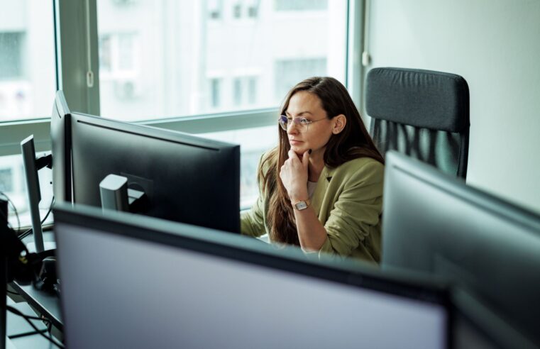 Trabalhadores podem economizar 122 horas por ano se adotarem a IA, afirma Google