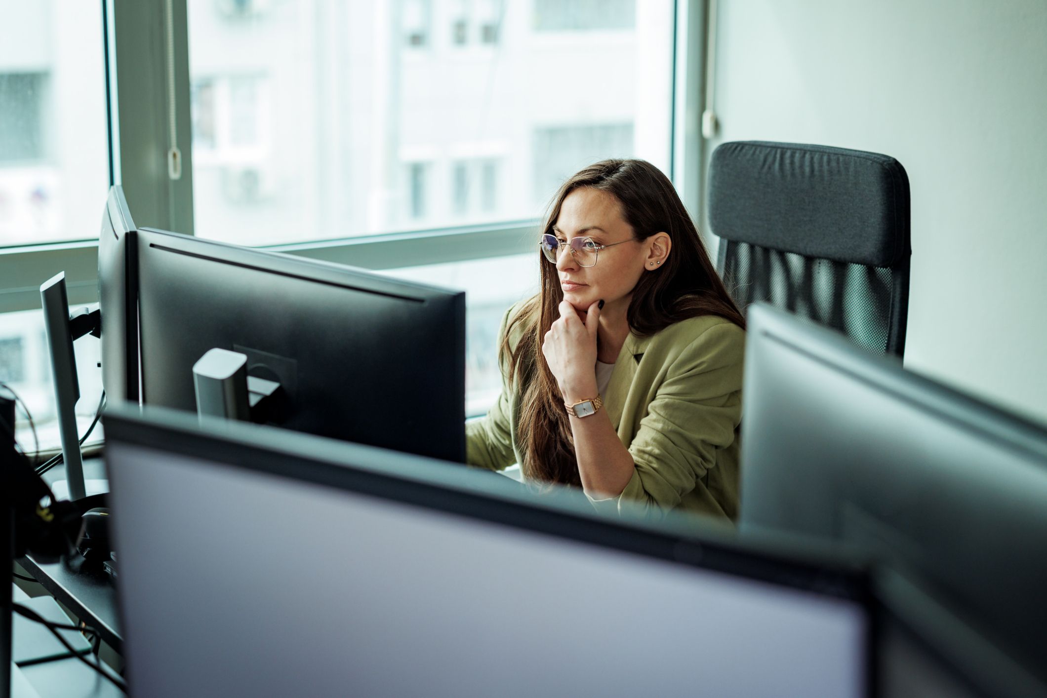 Trabalhadores podem economizar 122 horas por ano se adotarem a IA, afirma Google