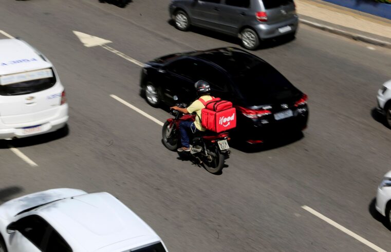 iFood reajusta taxa mínima paga aos entregadores; saiba qual será o valor