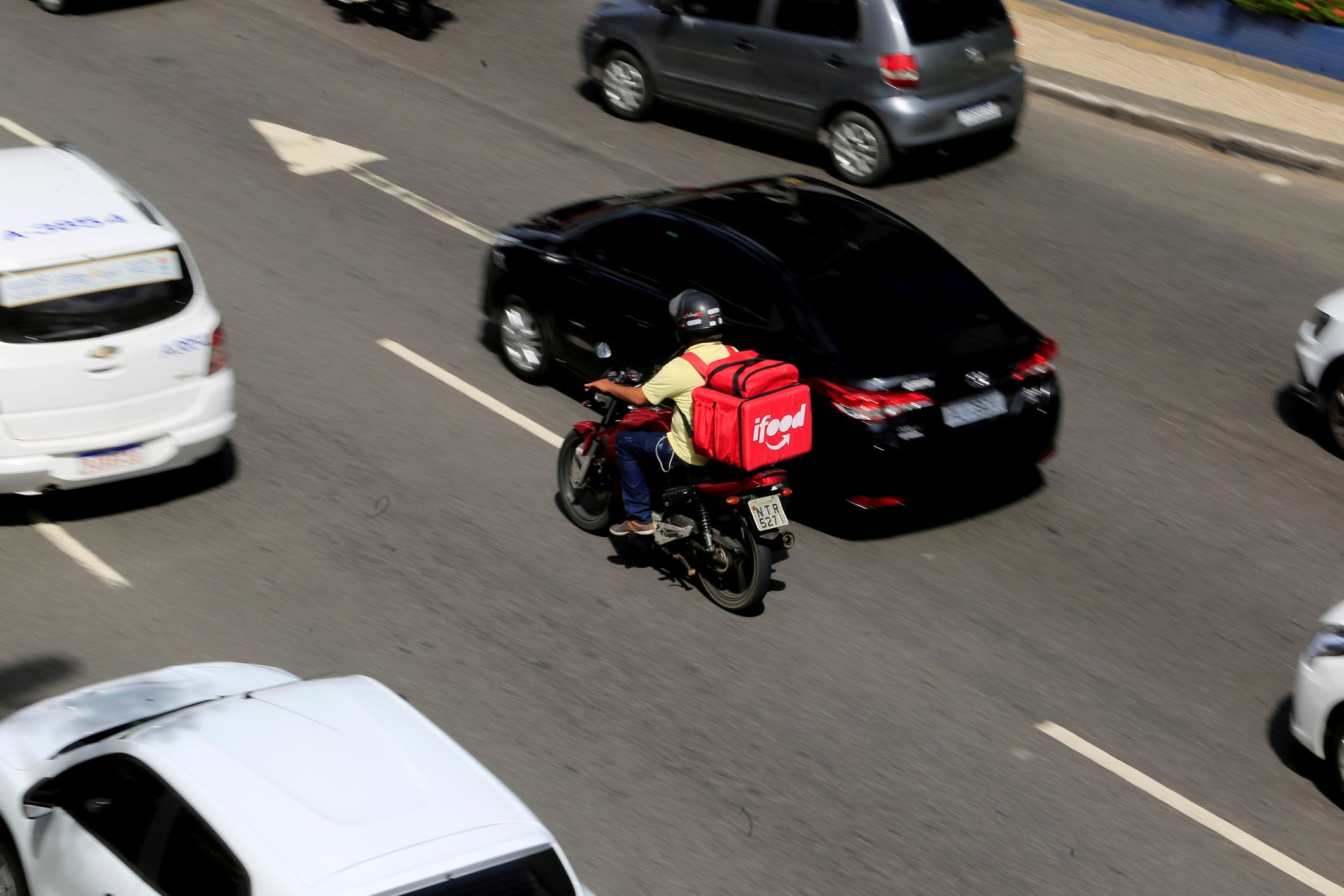 iFood reajusta taxa mínima paga aos entregadores; saiba qual será o valor