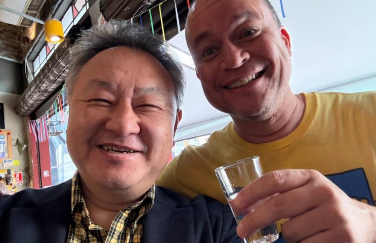 Ex-Playstation, Shuhei Yoshida bebe cachaça e come cachorro-quente na Gamescom Latam
