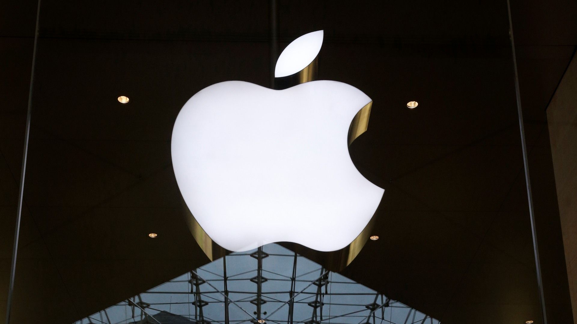 Apple tem resultados positivos com vendas de iPhones e serviços, mas aguarda tarifas de Trump