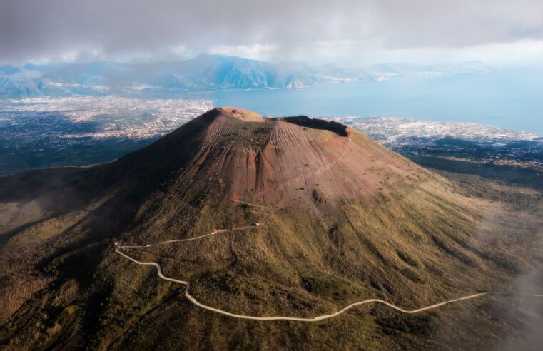 IA desvenda mistérios de pergaminho de quase 2 mil anos soterrado pelo Vesúvio