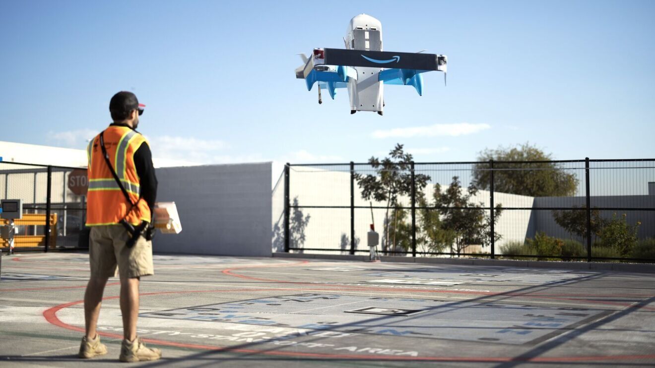 Amazon começa a entregar iPhones e Galaxy via drone nos EUA