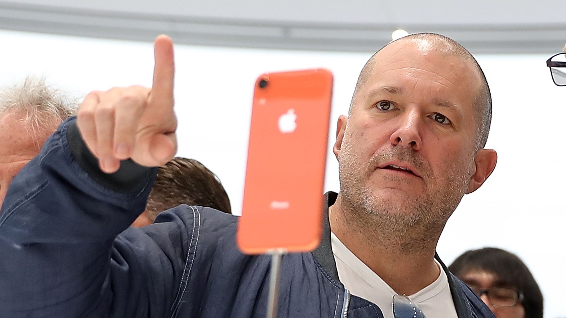 Em parceria com ex-Apple, OpenAI lançará um dispositivo que não é celular e nem relógio