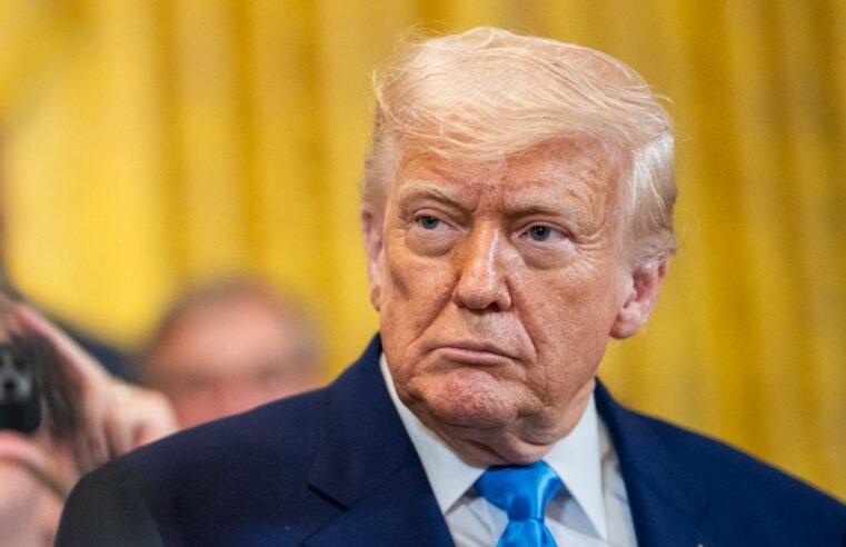 Trump ameaça taxar a Apple em 25% se empresa não fabricar iPhones nos EUA