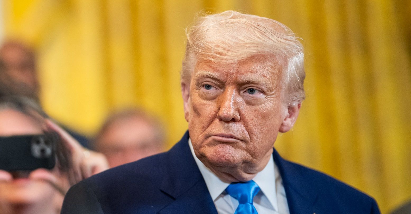 Trump ameaça taxar a Apple em 25% se empresa não fabricar iPhones nos EUA