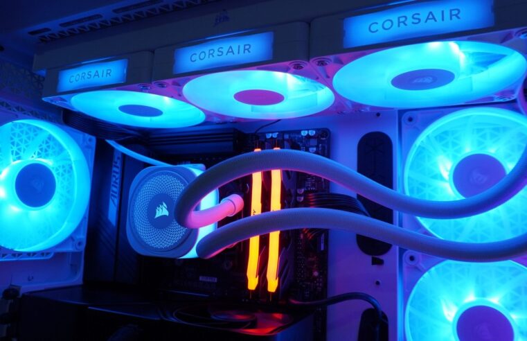 Corsair iCUE LINK TITAN 360 RX RGB vale a pena? Confira review do water cooler