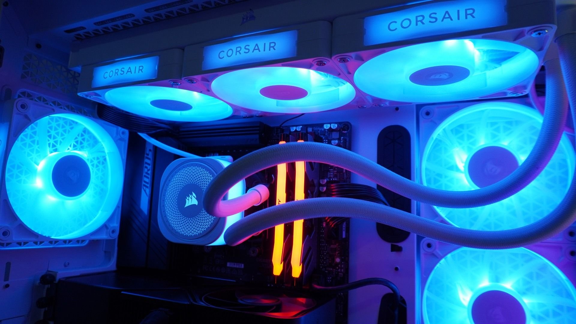 Corsair iCUE LINK TITAN 360 RX RGB vale a pena? Confira review do water cooler