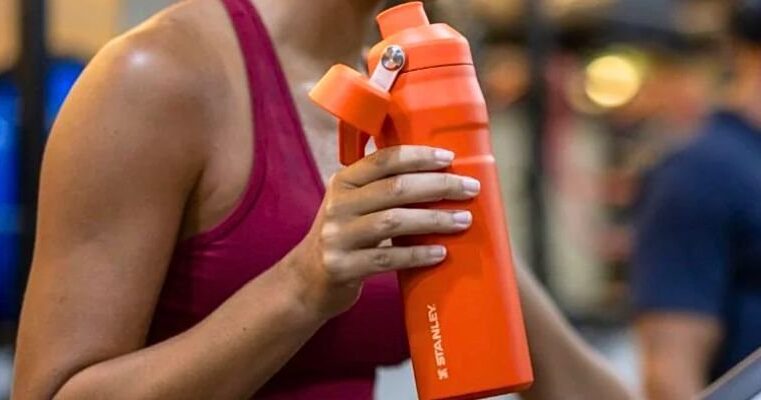 Stanley Week com até 30% OFF: confira copos, garrafas e coolers da marca em diversas cores com desconto
