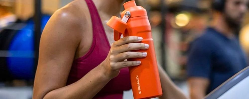 Stanley Week com até 30% OFF: confira copos, garrafas e coolers da marca em diversas cores com desconto