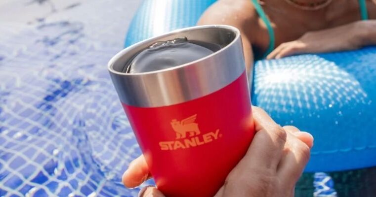 Copo Stanley em oferta: 5 modelos para escolher com até 30% de desconto