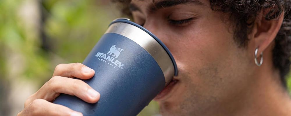 Amazon traz copos e garrafas térmicas Stanley com até 30% de desconto; aproveite
