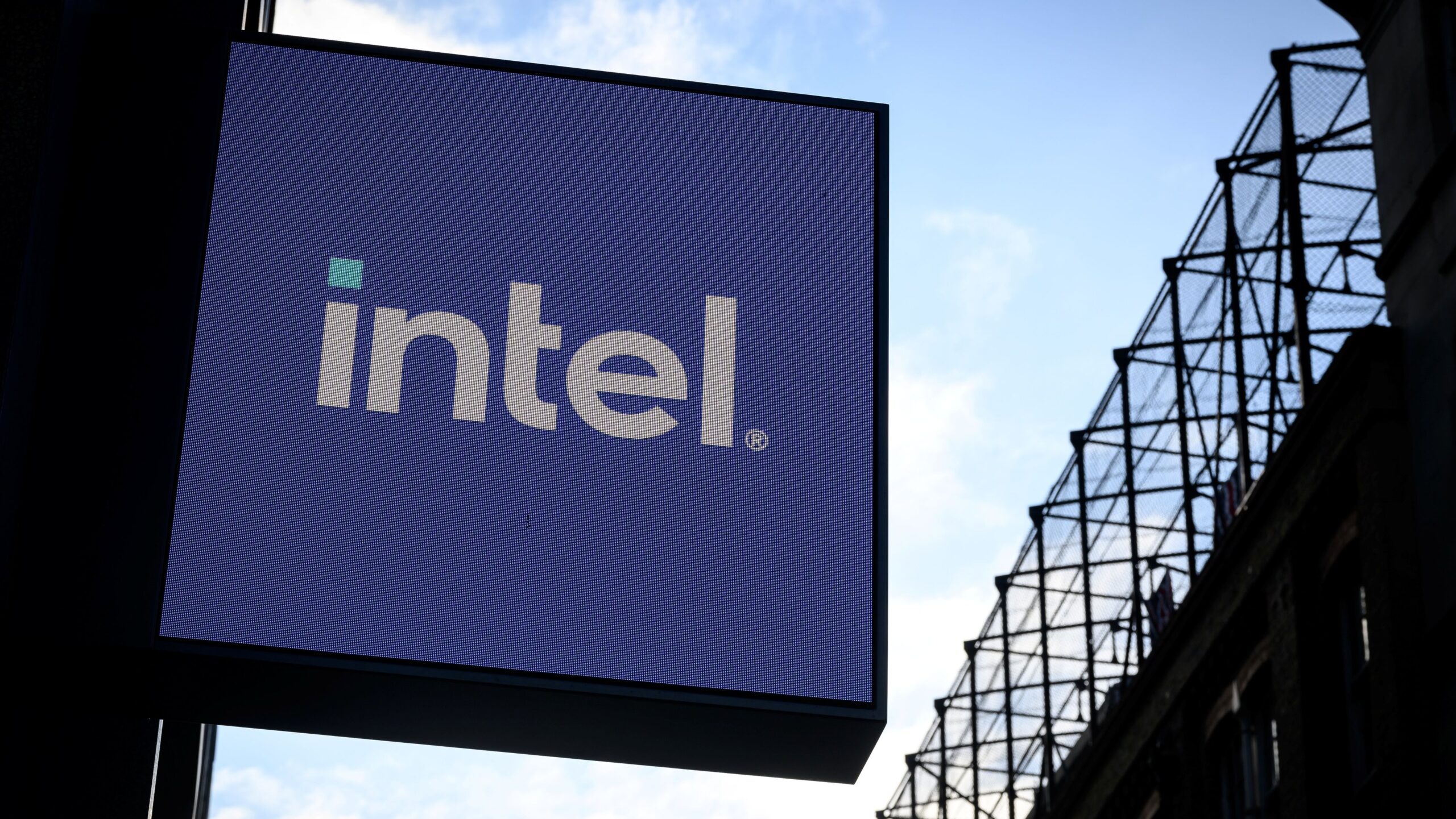 Intel planeja demitir 20% dos funcionários de fábricas em julho, segundo documento vazado