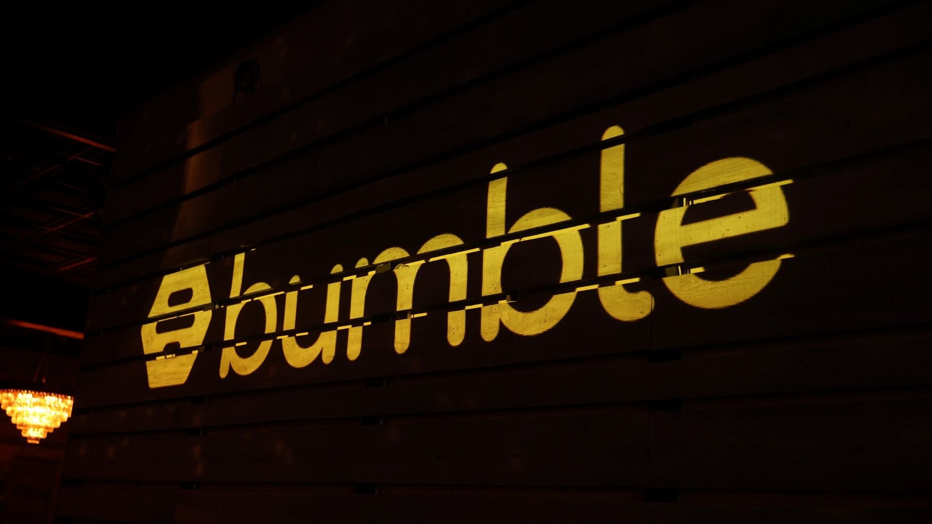 Acabou o amor: app Bumble demite 240 funcionários, mas ações sobem 12%