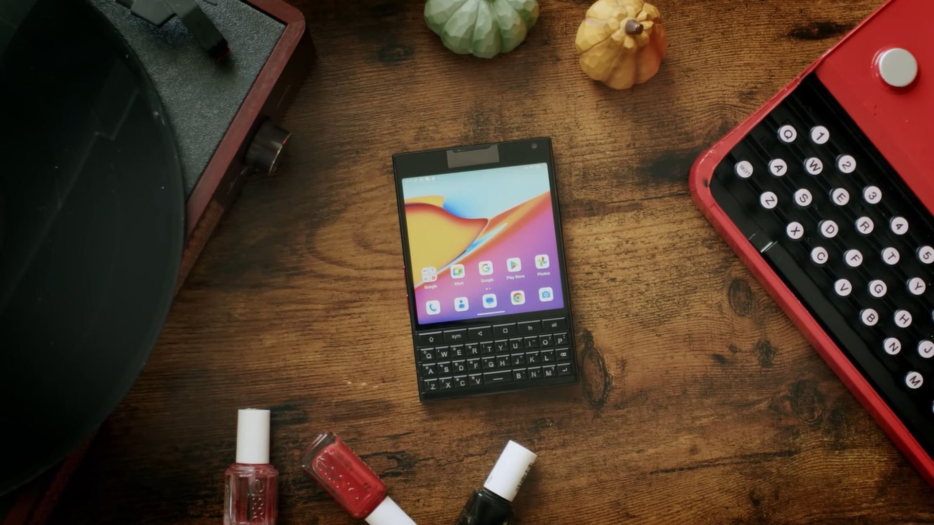 Titan 2: novo celular tem teclado QWERTY físico iluminado e visual do BlackBerry Passport